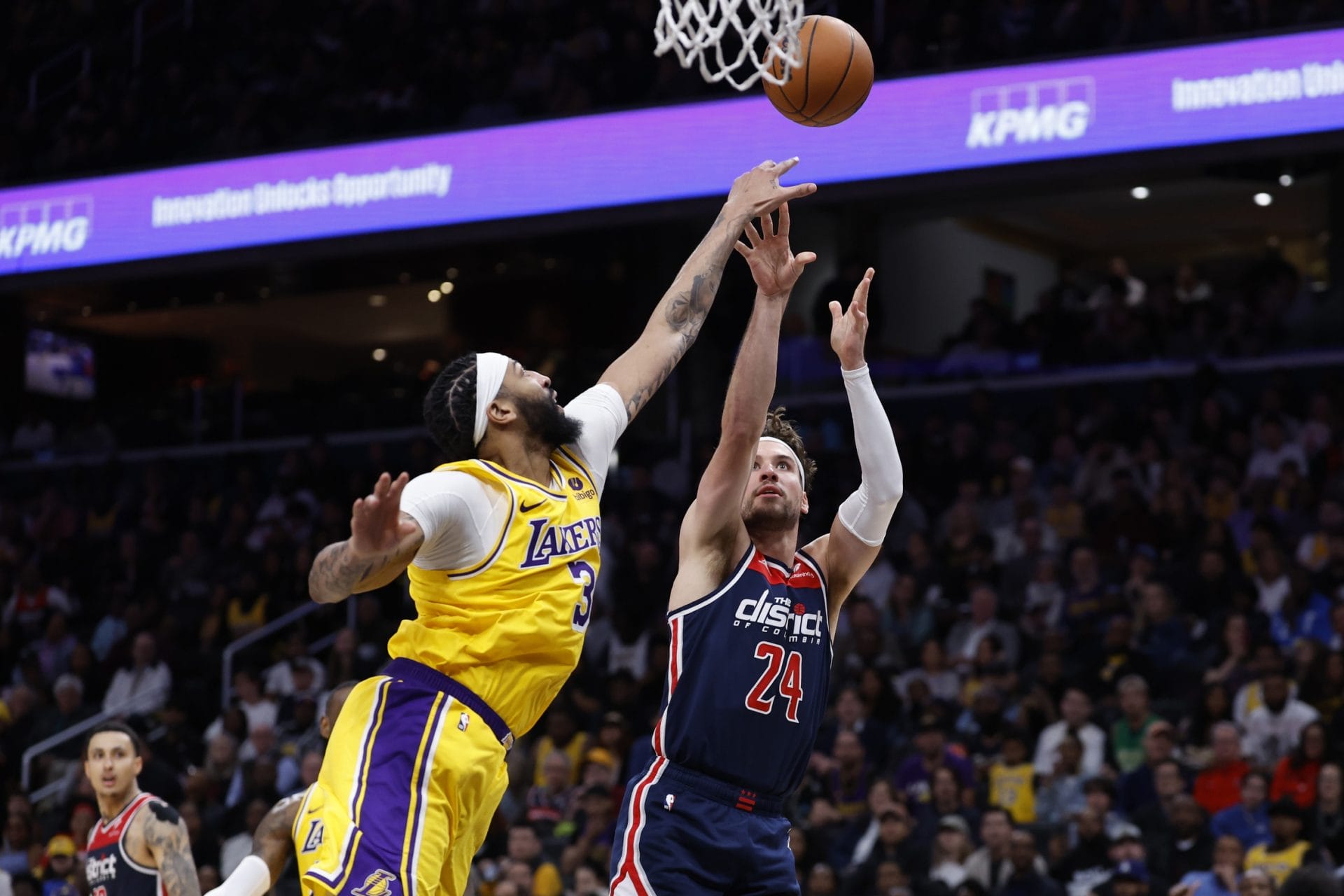 Corey Kispert lanza a canasta ante la defensa de Anthony Davis