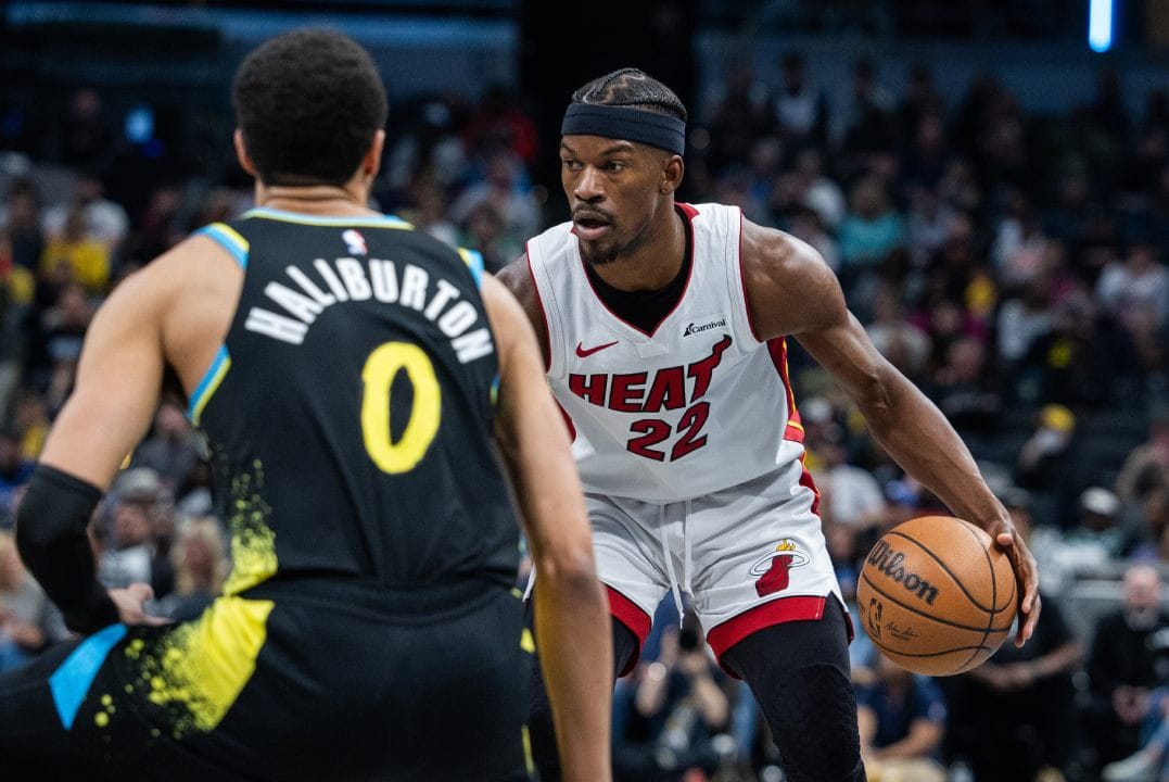 Jimmy Butler reta a Tyrese Haliburton en un uno contra uno