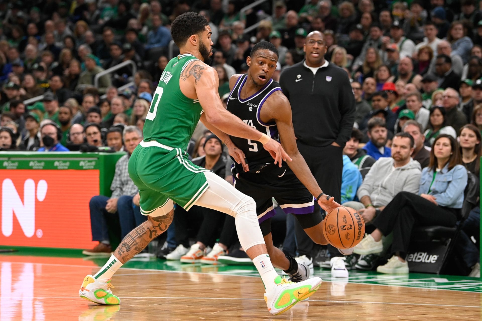 De'Aaron Fox intenta superar a Jayson Tatum