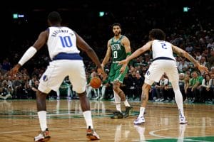 Jayson Tatum con la posesión