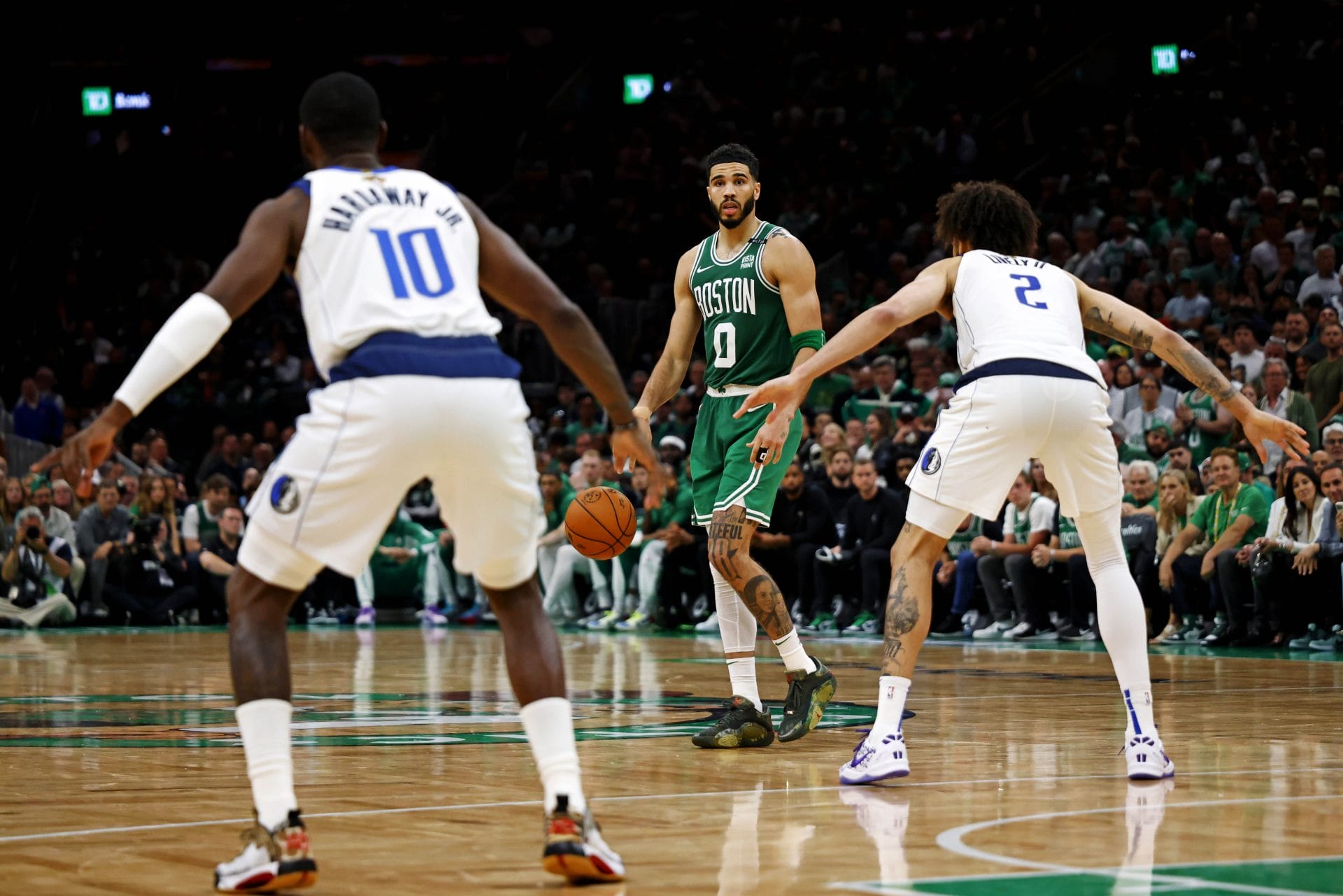Jayson Tatum con la posesión