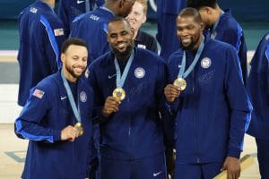De izquierda a derecha; Stephen Curry, LeBron James y Kevin Durant posan con la medalla de oro de París 2025.