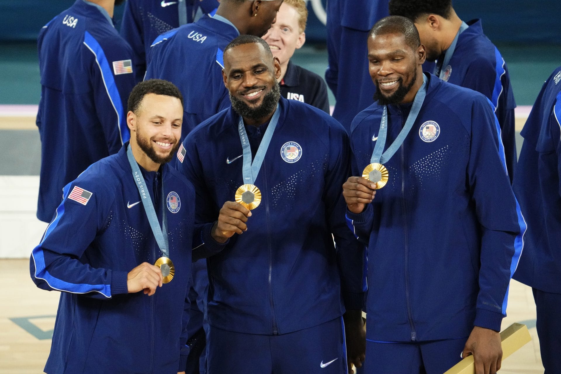 De izquierda a derecha; Stephen Curry, LeBron James y Kevin Durant posan con la medalla de oro de París 2025.