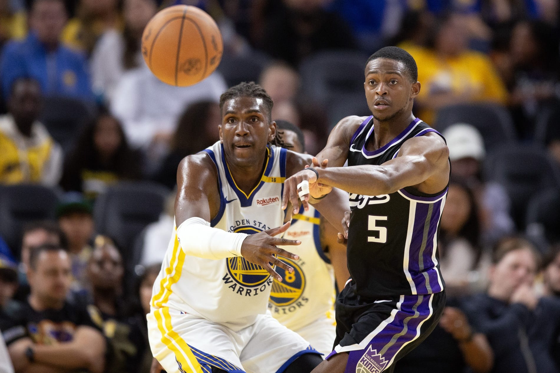 Kevin Looney y De'Aaron Fox pugnan por un balón