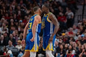 Stephen Curry y Draymond Green celebran una acción.