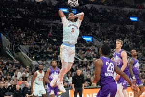 Stephon Castle inicia el salto para el mate.