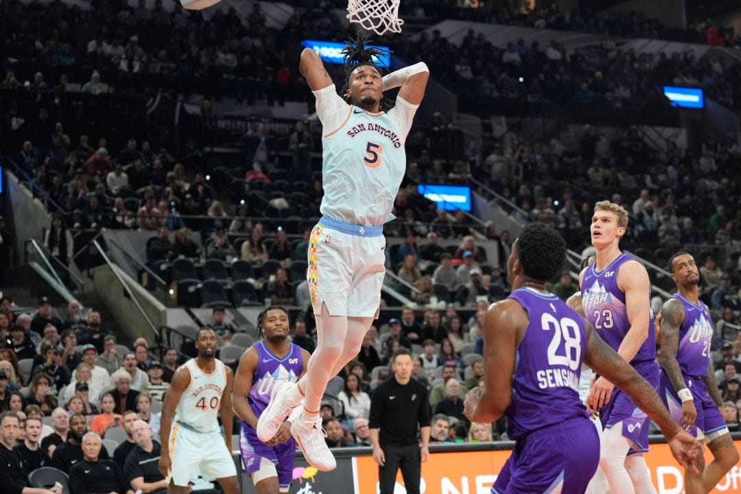 Stephon Castle inicia el salto para el mate.