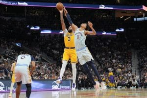 Victor Wembanyama tapona a Anthony Davis