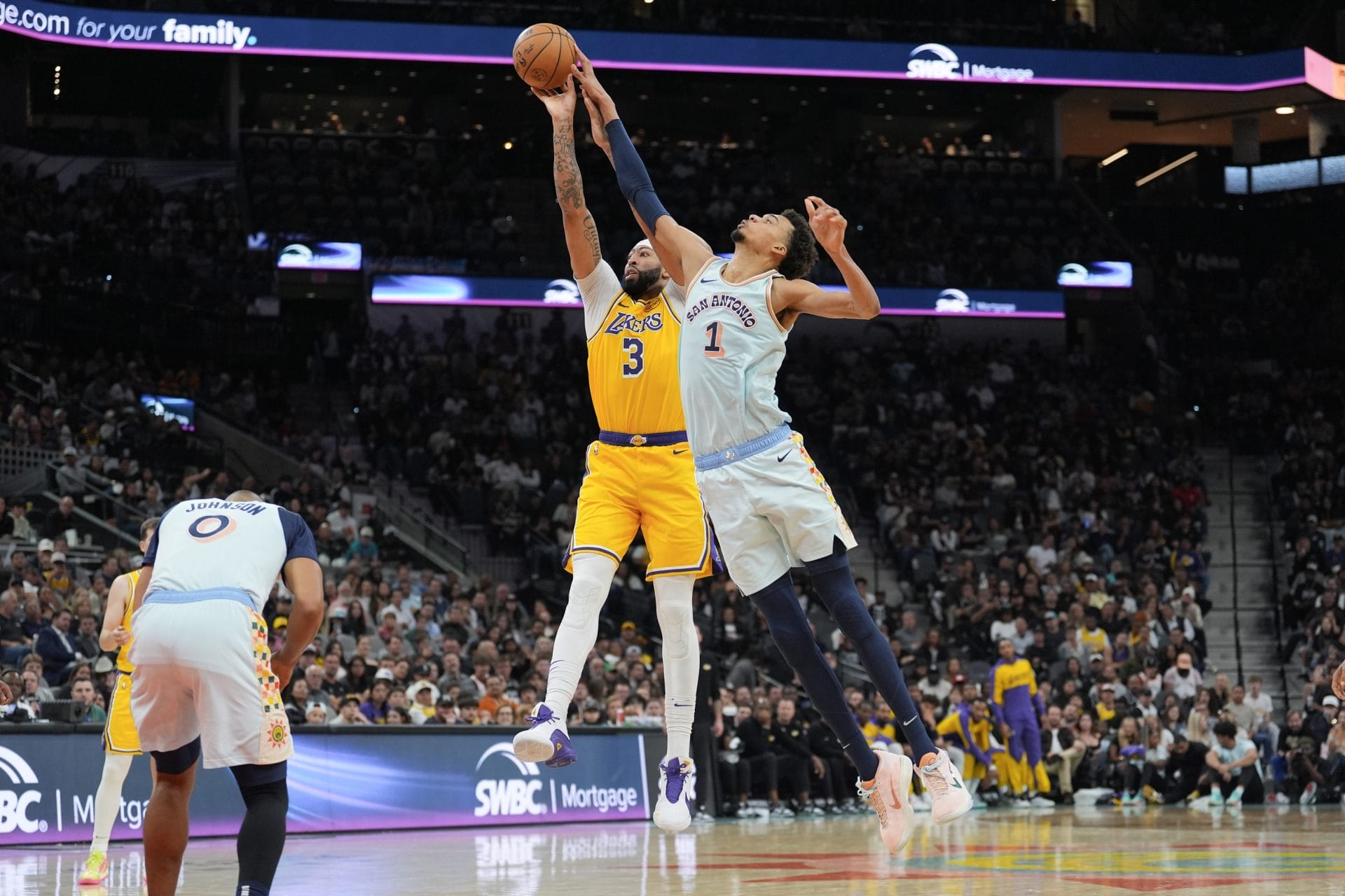Victor Wembanyama tapona a Anthony Davis