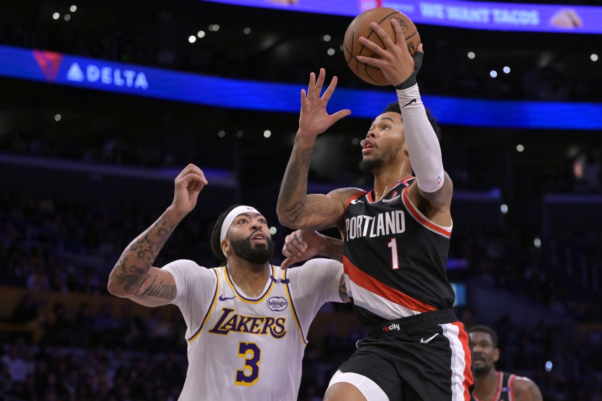 Anfernee Simons lanza a canasta