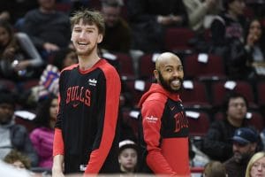Matas Buzelis sonríe a la izquierda de Jevon Carter