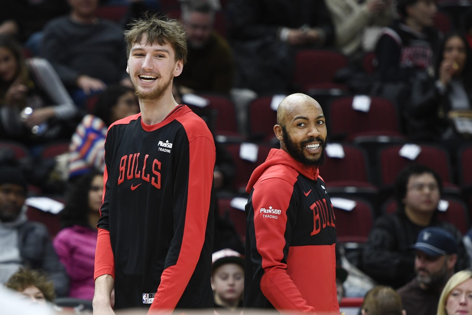 Matas Buzelis sonríe a la izquierda de Jevon Carter