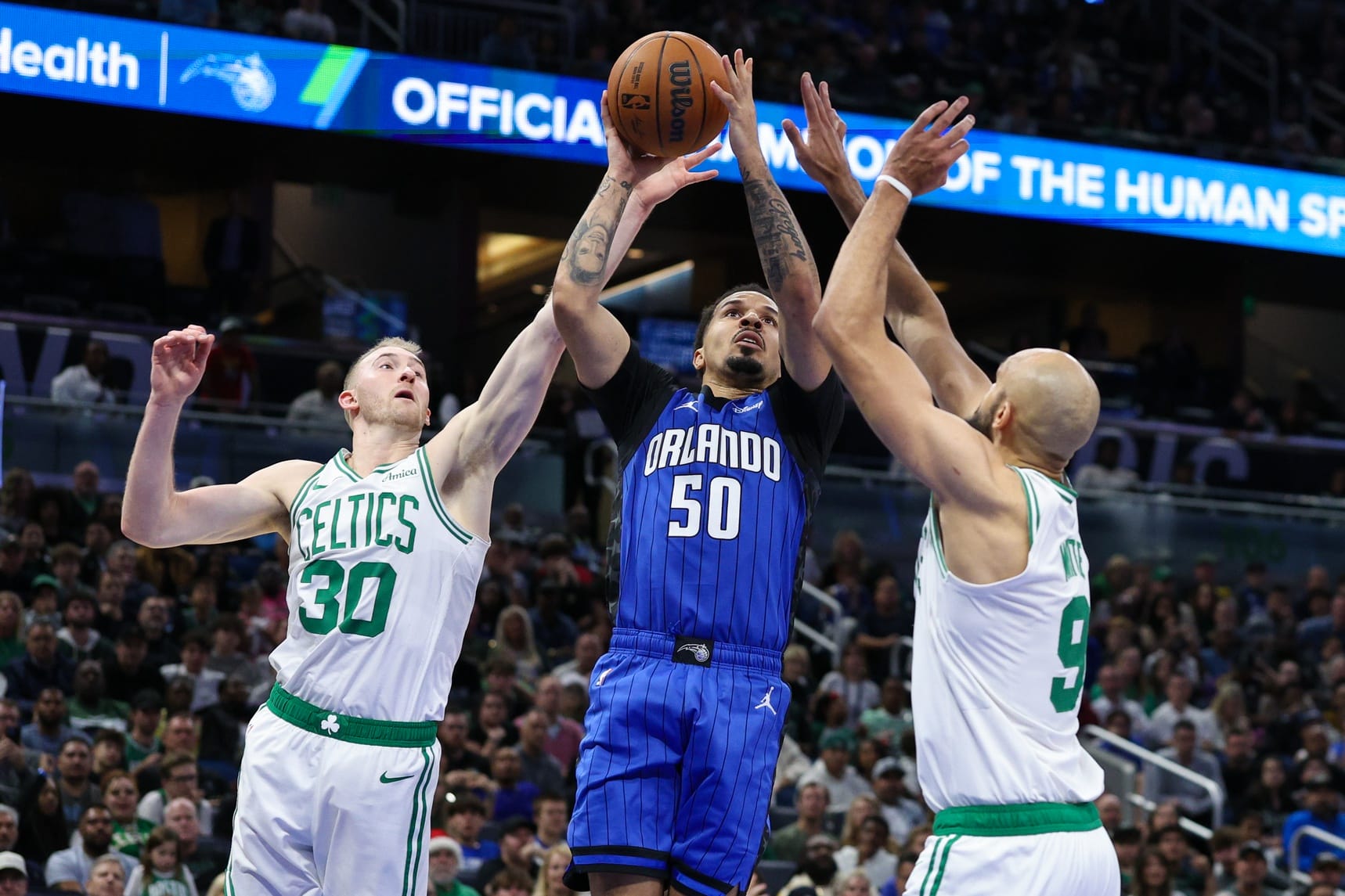 Cole Anthony trata de anotar ante la defensa de Boston