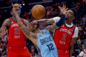Herb Jones haciendo una falta sobre Ja Morant