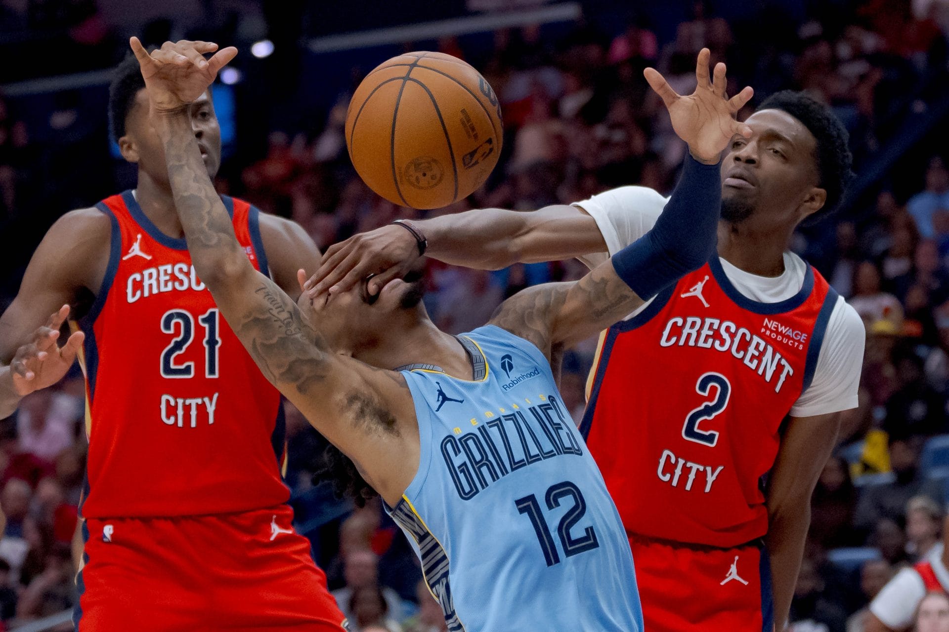 Herb Jones haciendo una falta sobre Ja Morant