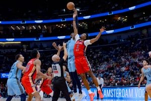 Jaren Jackson Jr. y Herb Jones luchan por un balón