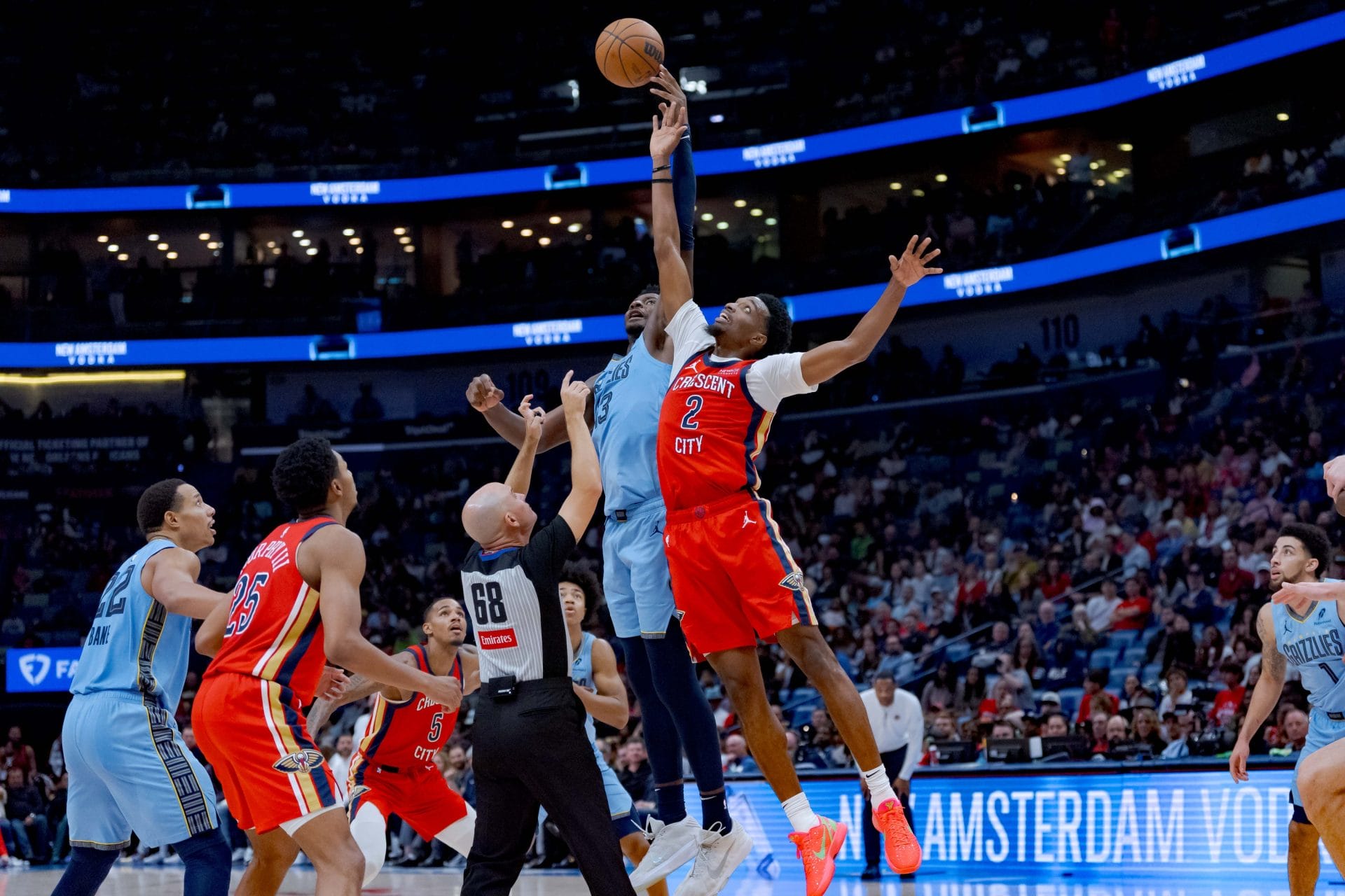 Jaren Jackson Jr. y Herb Jones luchan por un balón
