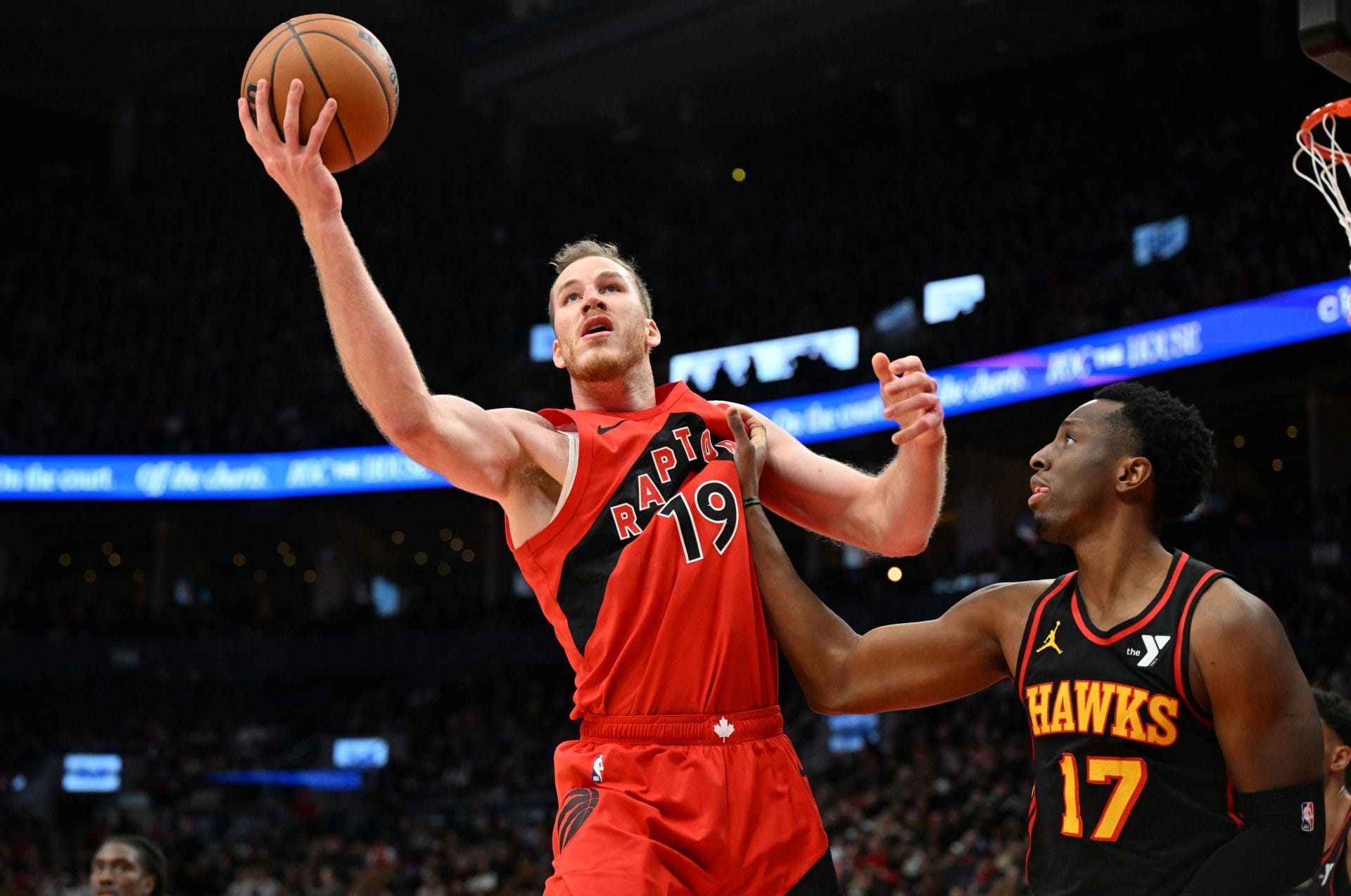 Jakob Poeltl captura un rebote