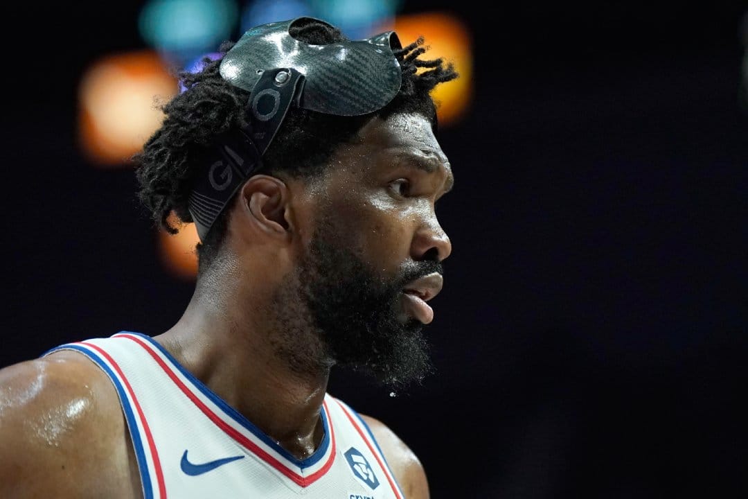 Joel Embiid, exhausto, se toma un respiro