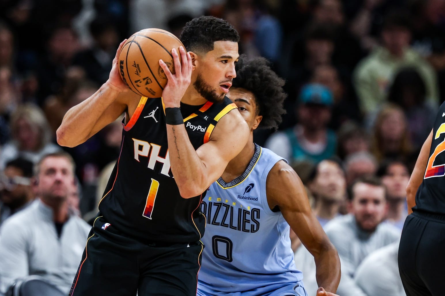 Devin Booker con el balón