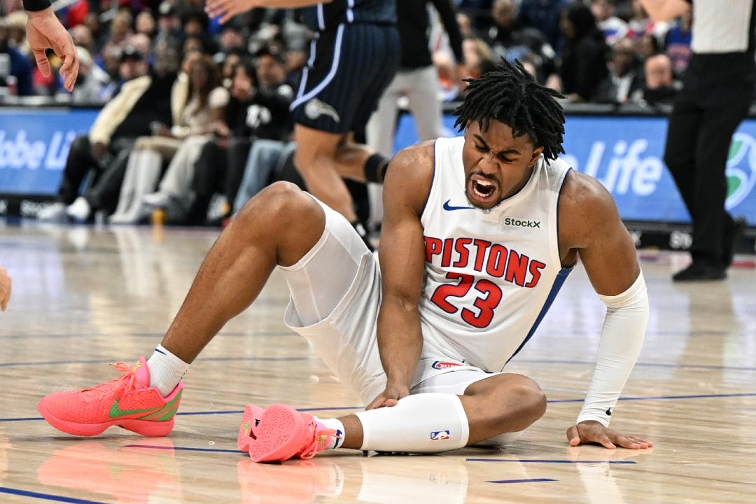 Jaden Ivey se agarra la zona lesionada entre gritos de dolor.