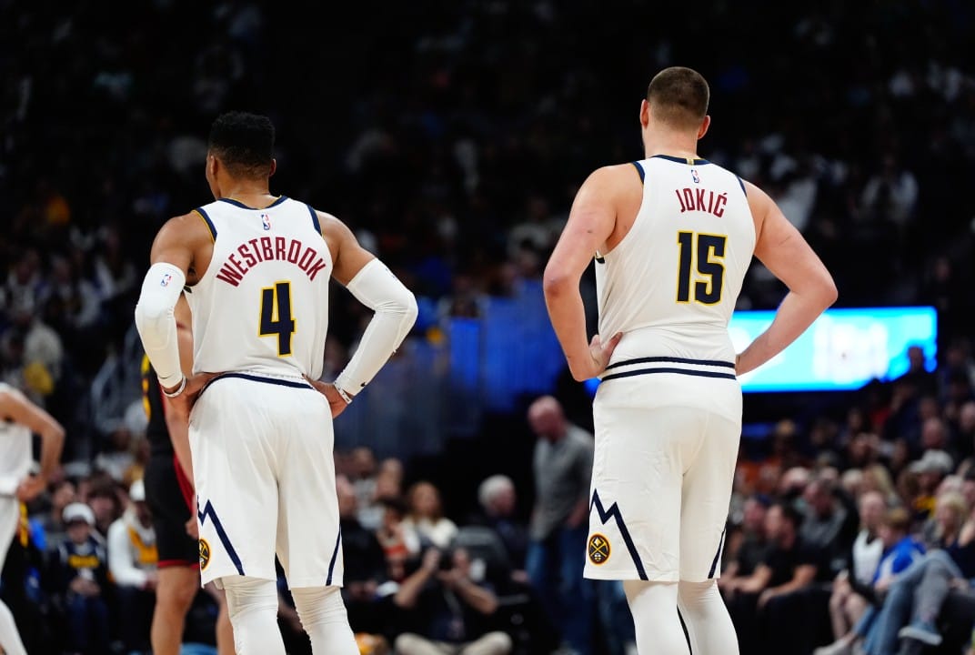 Russell Westbrook y Nikola Jokic en pose reflexiva.