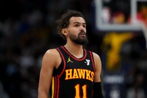Trae Young mira al tendido.