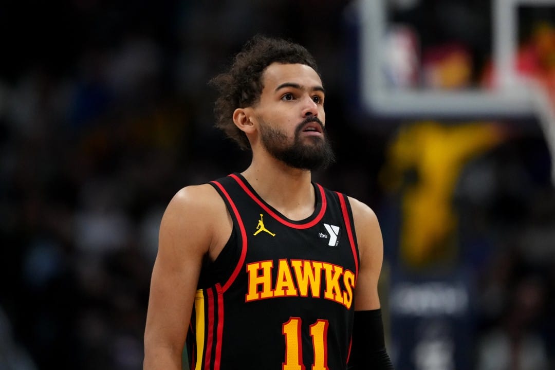 Trae Young mira al tendido.