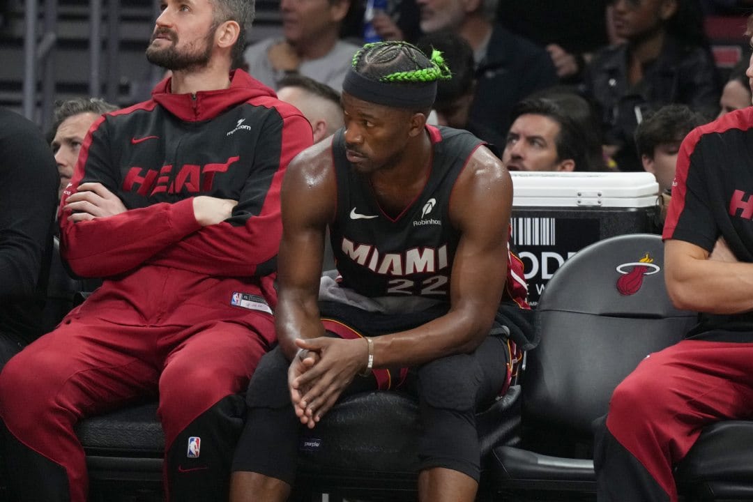 Jimmy Butler muestra cara de preocupación desde el banquillo.