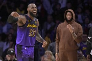 LeBron iguala a Jordan con 562 partidos de al menos 30 puntos