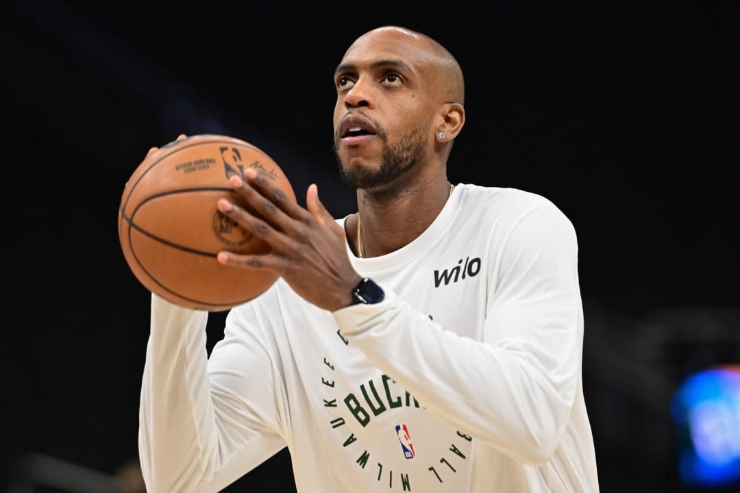 Khris Middleton durante el calentamiento previo a un partido.