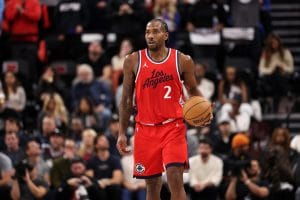 Kawhi disputa los primeros minutos de la temporada