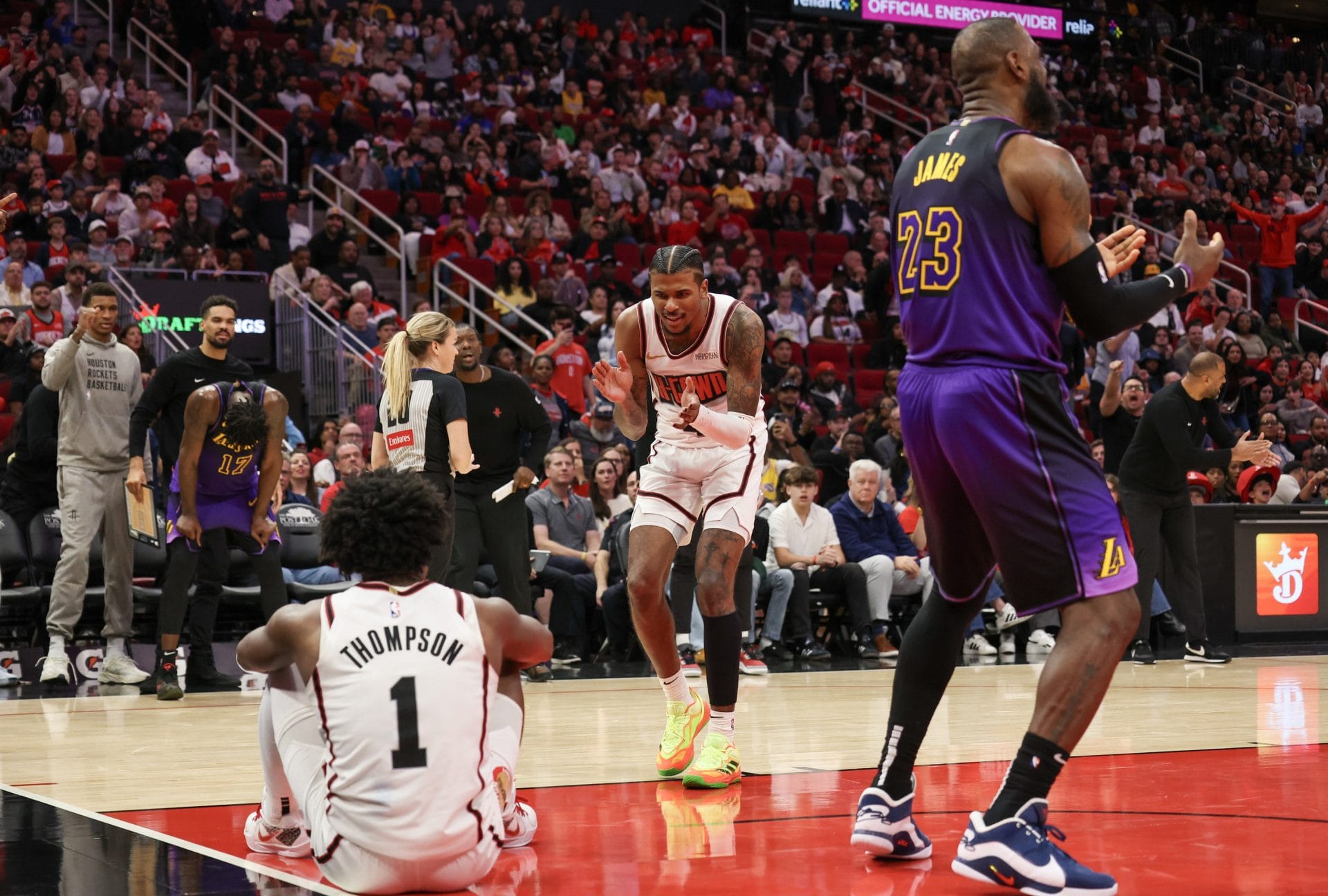 Los Rockets celebran una canasta ante la desesperación de LeBron James