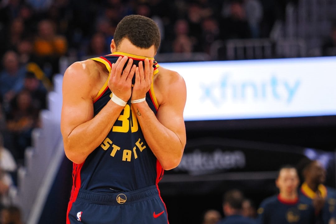 Stephen Curry se lamenta.