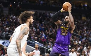 Los Lakers caen en Dallas por 21 puntos