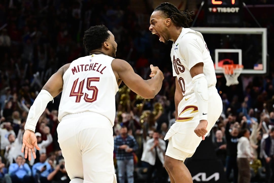 Darius Garland y Donovan Mitchell celebrando una acción ante OKC.