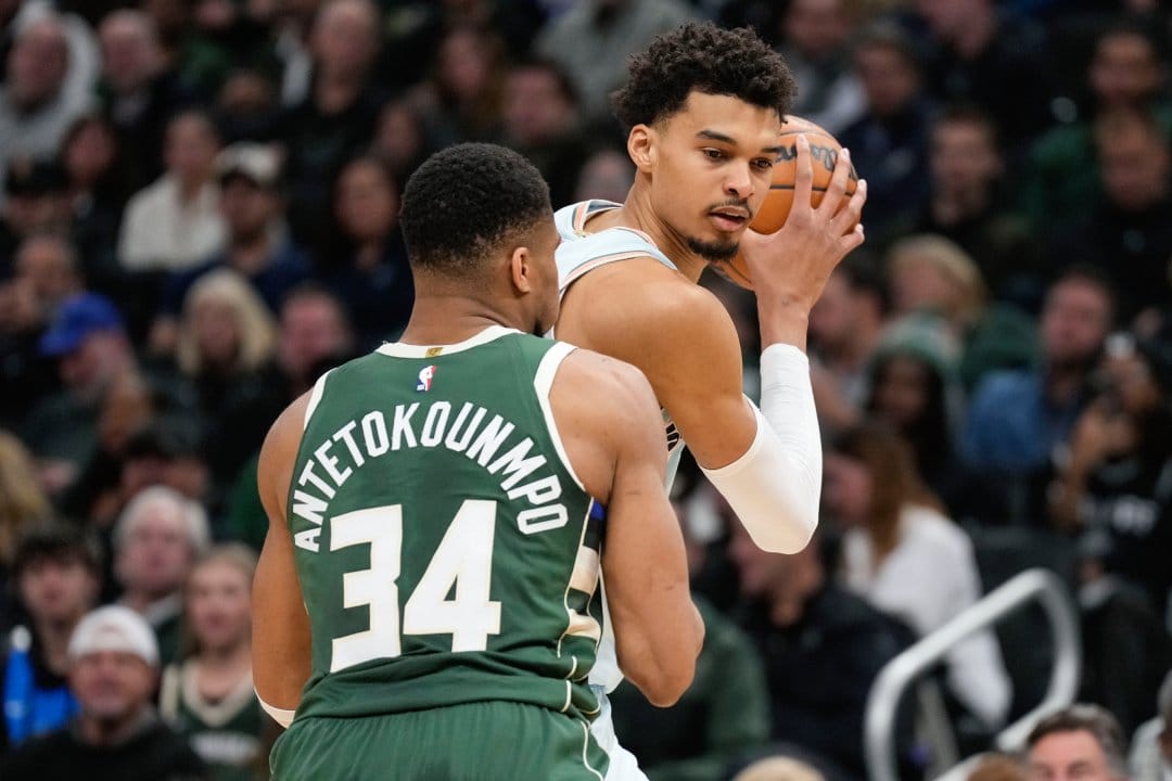 Victor Wembanyama postea a Giannis Antetokounmpo.