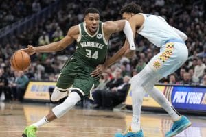 Giannis dribla a Wemby