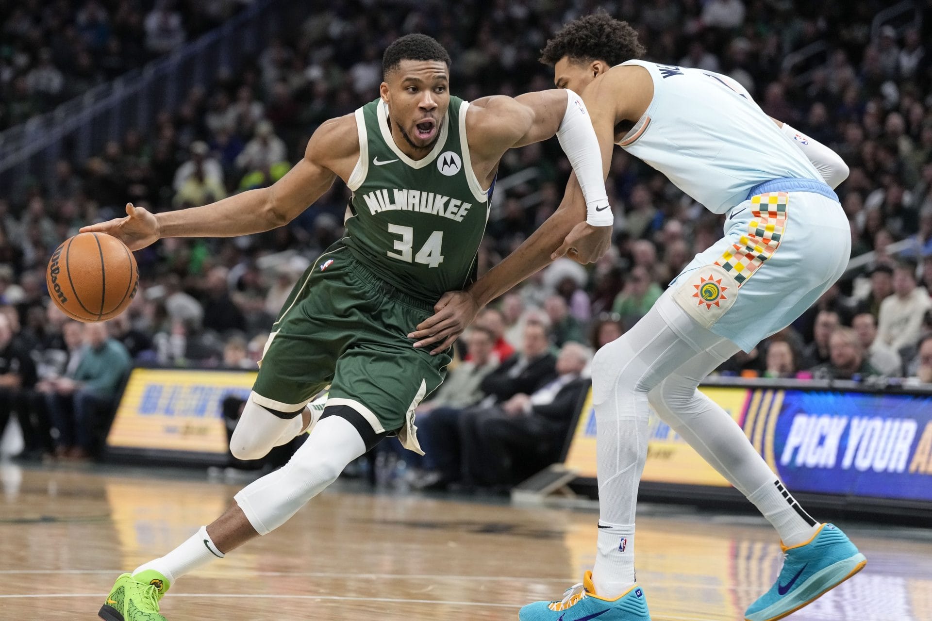 Giannis dribla a Wemby