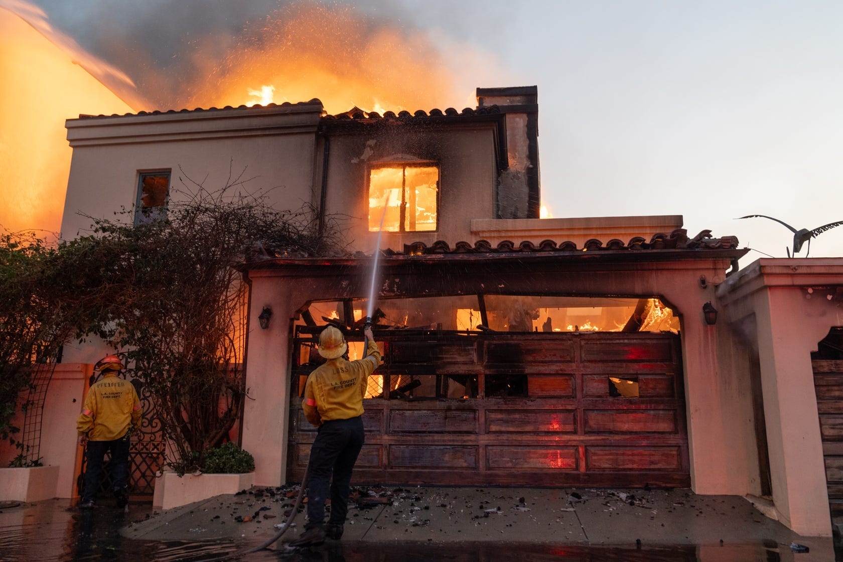 Los bomberos tratan de extinguir el fuego en Los Angeles.