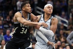 Giannis Antetokounmpo y Paolo Banchero pugnan por un rebote.