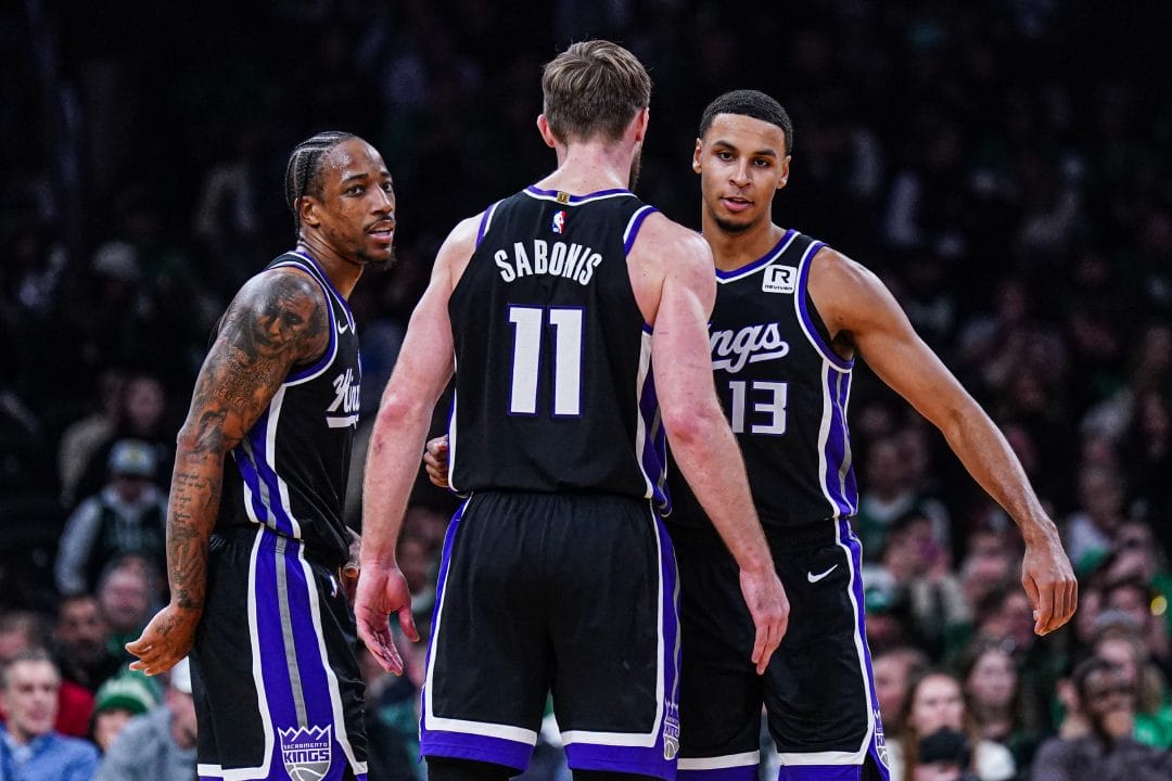 Domantas Sabonis se da un festín reboteador en Boston.