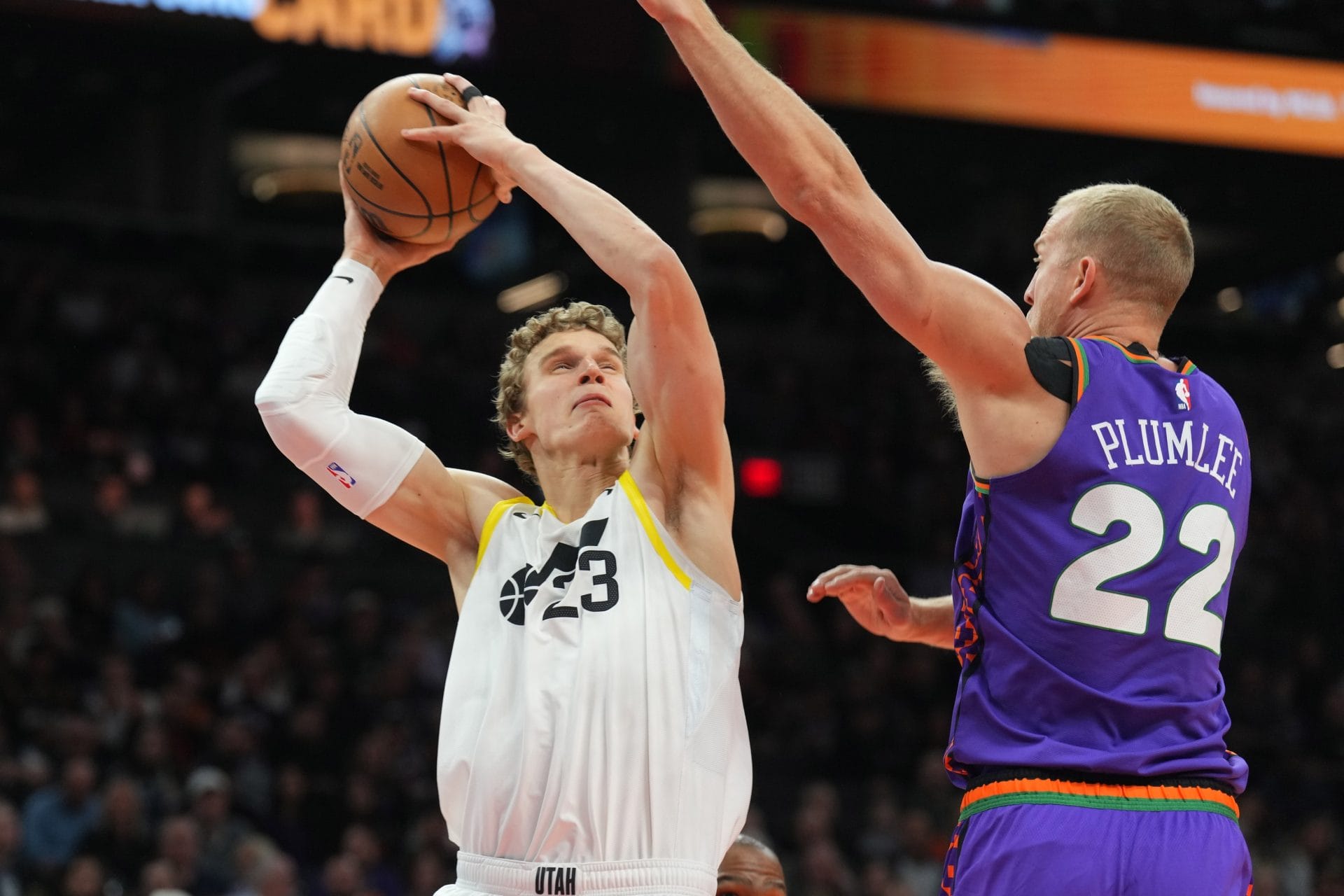 Lauri Markkanen intenta anotar ante Plumlee