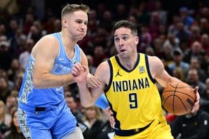 T.J. McConnell avanza ante la defensa de Sam Merrill
