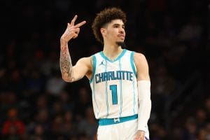 LaMelo Ball celebrando uno de sus triples.