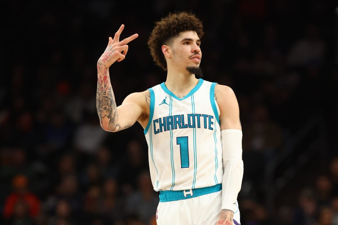 LaMelo Ball celebrando uno de sus triples.