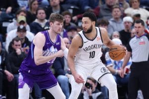 Ben Simmons es defendido por Kyle Filipowski