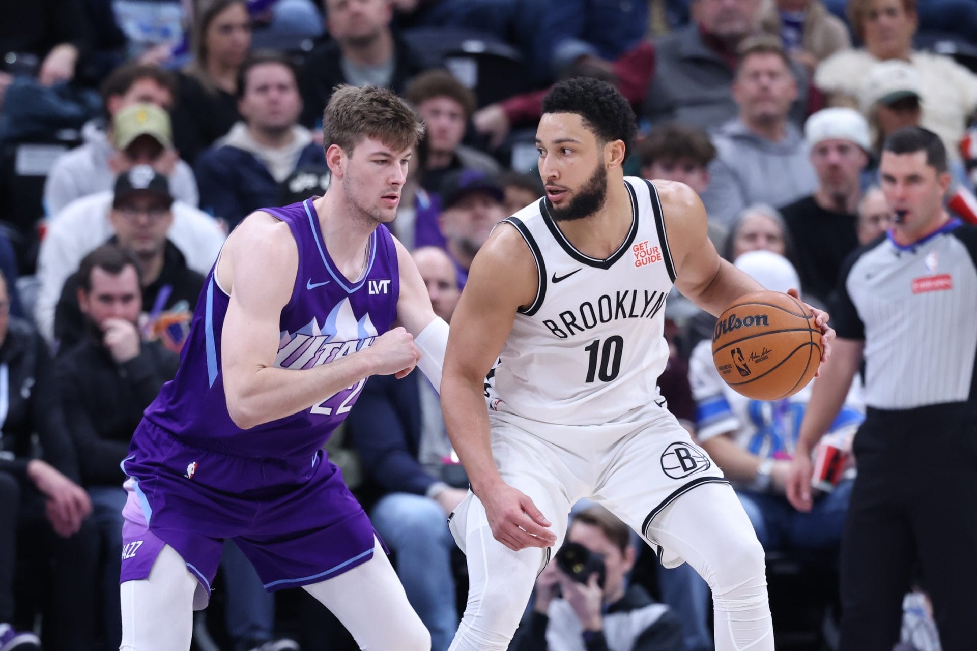 Ben Simmons es defendido por Kyle Filipowski
