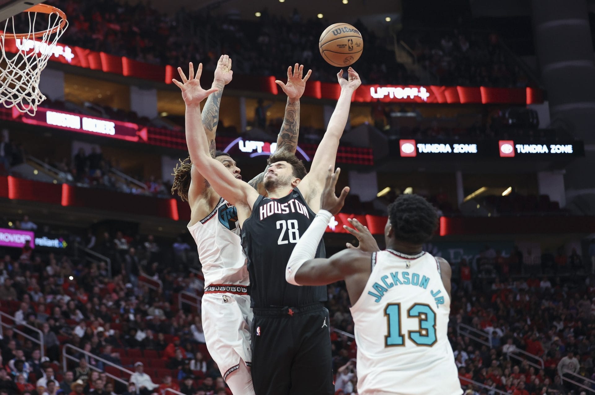 Alperen Sengun trata de anotar ante la defensa de Memphis.