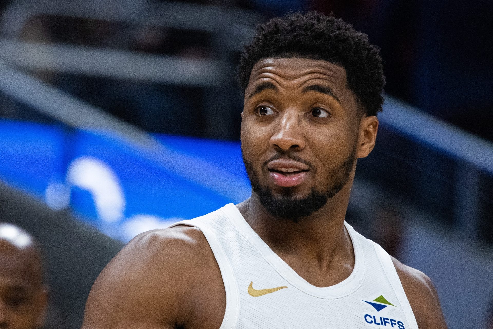Donovan Mitchell mira sorprendido.